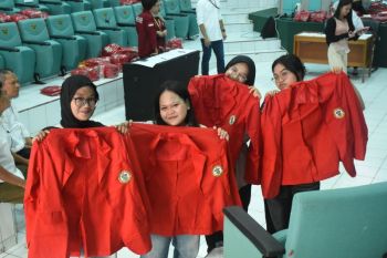 Unhas bagikan 10.000 jas almamater kepada maba secara gratis