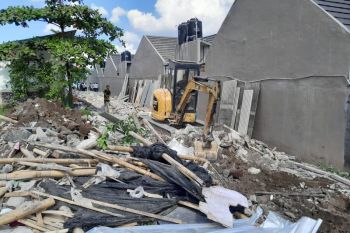 Pemkab Sleman bongkar 12 bangunan liar di atas saluran irigasi