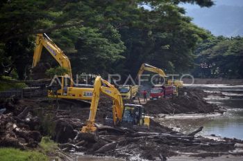 Pembersihan material banjir bandang di Batang Air Dingin