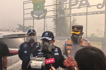 KLH minta warga hindari paparan asap kebakaran TPA Jatiwaringin