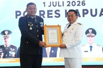 Bupati Kapuas terima penghargaan khusus dari Kapolres