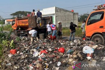DLH Bekasi angkut tumpukan sampah liar percepat proyek normalisasi sungai