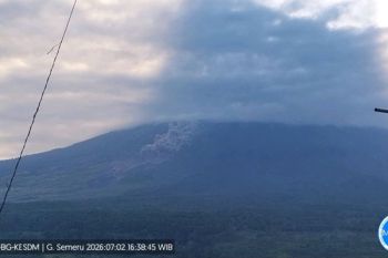 Gunung Semeru erupsi disertai luncuran awan panas sejauh 4 km