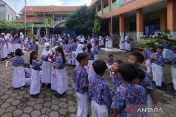 Bupati Kudus mengajak orang tua antar anak ke sekolah pada hari pertama sekolah
