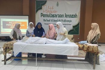 Belajar pemulasaraan jenazah bagi calon penggerak sosial