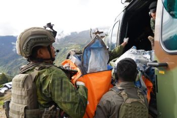 Personel Koops TNI Habena evakuasi jenazah pilot AS ke Timika