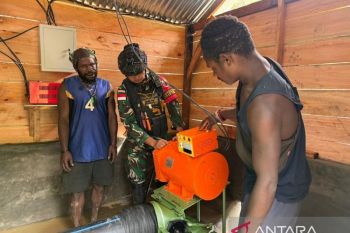 Satgas Yonif 511/DY beri keterampilan kelistrikan ke pemuda Tugunakwi