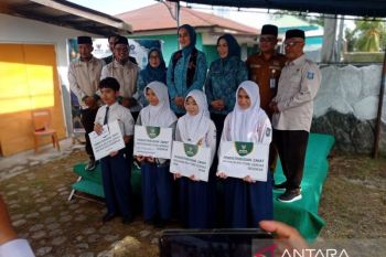 Pemkab Belitung-Baznas salurkan bantuan uang tunai bagi siswa kurang mampu