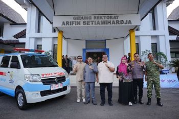 Andi Gani serahkan ambulans ke Universitas Kuningan dukung aksi sosial