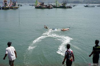 Lomba balap perahu miniatur