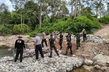 Polres-BPBD rampungkan akses jembatan darurat di Desa Lobu Mandiri Parimo