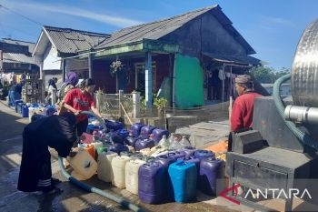 BNPB distributes clean water to drought-hit communities in Java