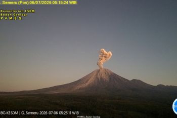 Gunung Semerudi Jatim erupsi tinggi letusan hingga 1 Km di atas puncak