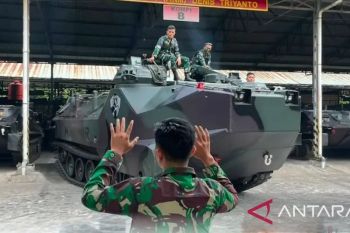Marinir TNI AL asah kemampuan prajurit mengendarai ranpur amfibi