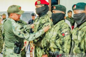 Panglima TNI menaikkan pangkat luar biasa kepada 23 personel berdedikasi di Papua
