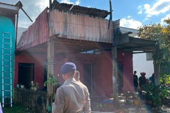 Brimob Sultra kerahkan AWC padamkan kebakaran rumah di Konsel