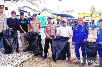 Polisi dan warga bersihkan kawasan Wisata Hiu Paus Botubarani