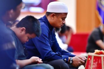 Gubernur Sulsel berikan bantuan kepada keluarga korban hanyut di Makassar