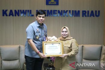 Apresiasi kinerja hukum daerah, Kakanwil Kemenkum Riau serahkan penghargaan JDIH Terbaik II kepada Bupati Bengkalis