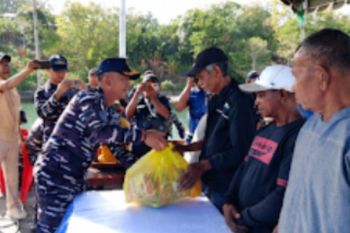 TNI AL lakukan bakti sosial di tengah operasi pengamanan laut Maluku