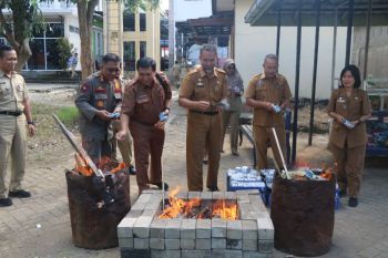 Pemkab Blitar musnahkan 55.964 dokumen kependudukan tak berlaku