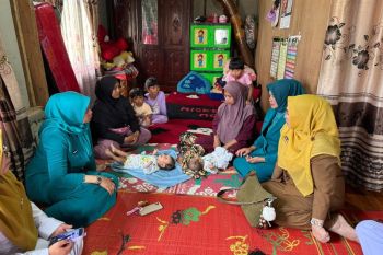 Ketua TP-PKK Kabupaten Solok serahkan bantuan ke masyarakat Terdampak Musibah di Nagari Simpang Tanjung Nan Ampek