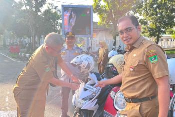 Pemkab Pasaman Barat pasang stiker di kendaraan ASN belum bayar pajak