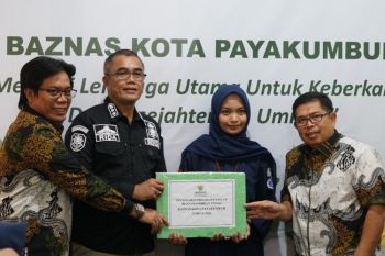 Pemko Payakumbuh dan BAZNAS Salurkan Bantuan Pendidikan untuk 100 Mahasiswa Kurang Mampu