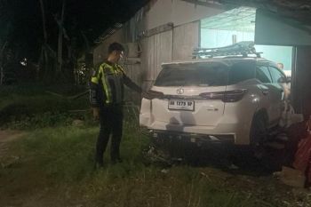 Kecelakaan mobil di Batang Hari menabrak satu rumah warga