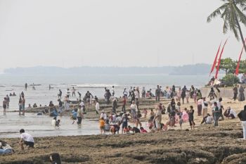Pantai Anyer masih diminati wisatawan saat libur sekolah