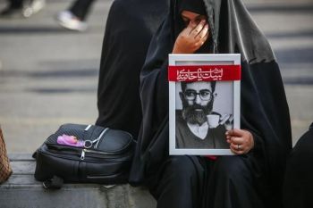 Lautan massa hadiri prosesi pemakaman Ali Khamenei di Teheran