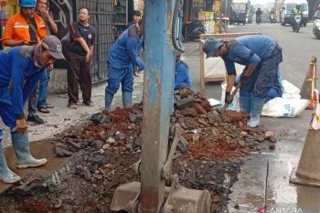 Lubang amblas di Jakbar nyaris singgung kabel tegangan tinggi PLN