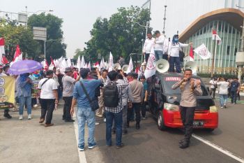 Massa pendukung MBG alihkan aksi ke Kantor Badan Gizi Nasional