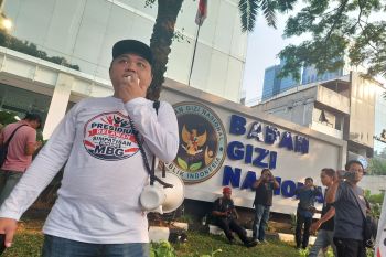 Massa pendukung MBG sampaikan orasi di depan Kantor BGN