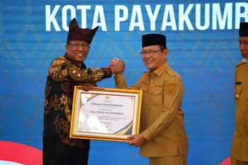 Wako Payakumbuh terima penghargaan dari Menteri Hukum