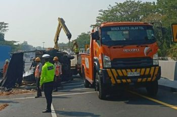 Truk pengangkut trafo terguling di jalan Tol Cipali