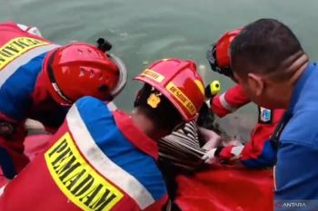 Gulkarmat Jaktim evakuasi mayat pria mengapung di kali Ciracas