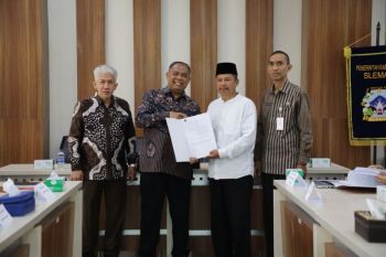 Pemkab Sleman menyerahkan hibah daerah kepada ormas dan tempat ibadah