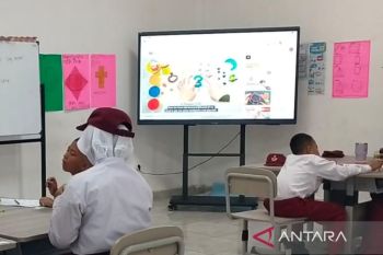 Sekolah Rakyat Indramayu gunakan "smart board" untuk dukung KBM digital