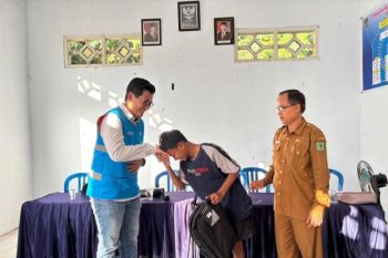 YBM PLN UIW NTB menyalurkan bantuan pendidikan kepada 21 anak yatim di Bima