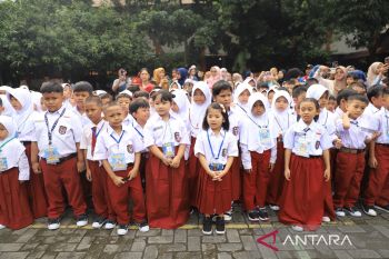 Pemkot Tangerang terbitkan SE Gerakan Ayah Antar Anak Hari Pertama Sekolah