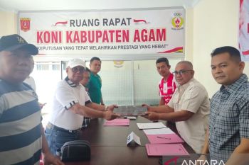 Edi Busti serahkan berkas Caketum KONI Agam setelah dapat dukungan 33 Pengcab