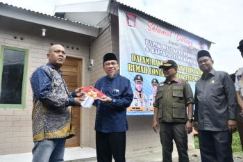 Wawako Maigus Nasir serahkan kunci huntap bagi warga Kuranji terdampak bencana