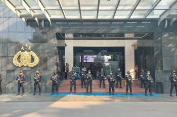Personel Brimob bersenjata berjaga jelang jumpa pers di Polda Metro