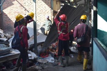 Pemkot Surabaya bongkar 192 lapak tak berizin