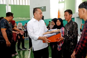 Wali Kota Surabaya serahkan bantuan pendidikan untuk 7.380 pelajar