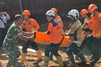 Pekerja tertimbun longsoran tembok penahan tebing di Jatinangor