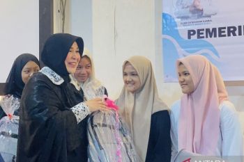 Wali Kota Banda Aceh salurkan perlengkapan sekolah untuk 250 anak yatim