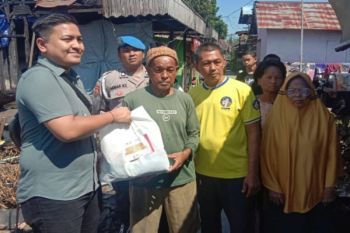 Polsek Banjarmasin Utara salurkan bantuan korban kebakaran Alalak Tengah