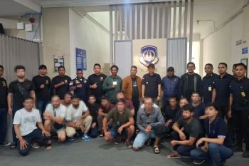 Polres Alor menyerahkan 16 WNA Uzbekistan ke Imigrasi Kupang